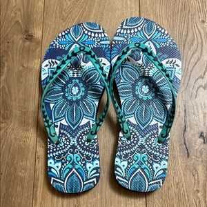 Vera Bradley size Mesium Blue and Teal Patterned Flip Flops
